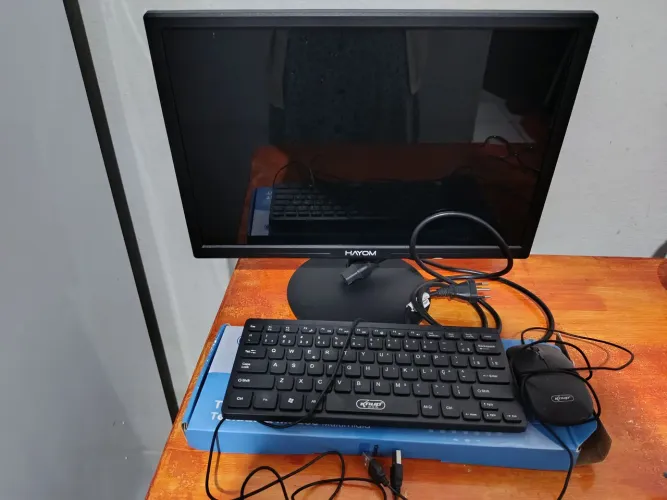 Vendo Monitor 19' HDMI de PC e teclado semi novos
