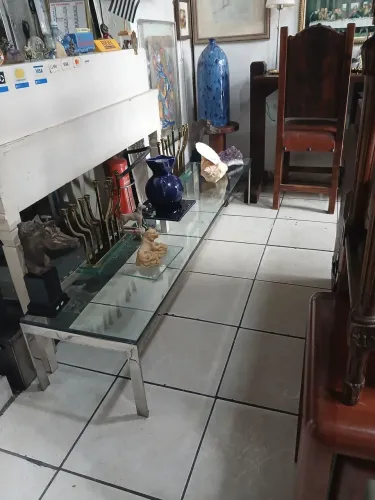 Elegante mesa em alumínio e tampo de vidro