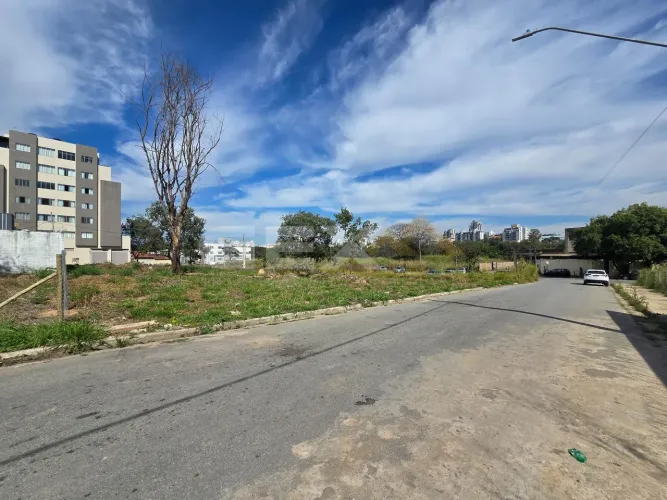 Terreno à Venda no Bairro Manoel Valinhas em Divinópolis MG.