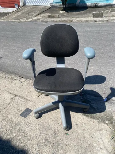 Cadeira cinza ergonômica giratória 