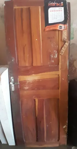 Porta de madeira OBS SEM CASTILHO mede 2 de altura por 75 de largura blz