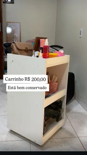 Carrinho auxiliar R$ 200,00  Bem conservado, ideal para manicure ou organização.