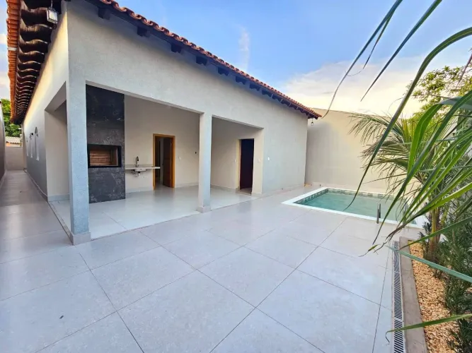 VENDO CASA JARDIM CALIFÓRNIA TRÊS QUARTOS .ENERGIA SOLAR