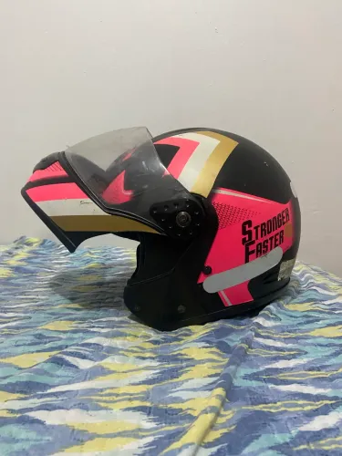 VENDO DOIS CAPACETES EM BOM ESTADO 