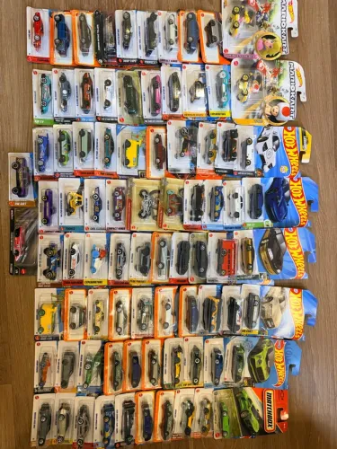Lote com 82 Hot Wheels e Matchbox