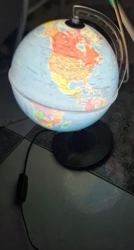 Globo terrestre com luminária 