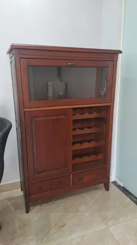 cristaleira de madeira com porta vinhos