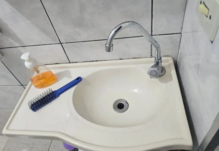 Pia esta com a torneira e espelho top