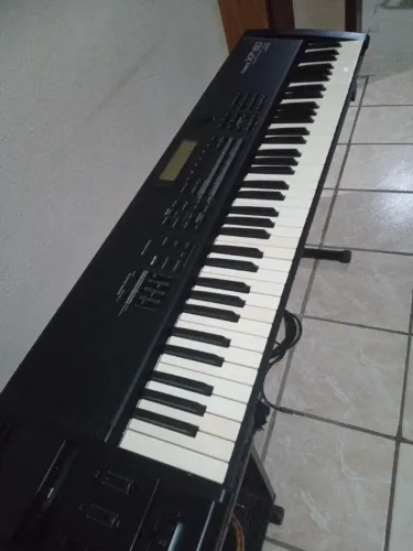 Teclado xp80 bem conservado com uma placa de expansão