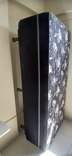 Vende-se uma cama box de solteiro semi nova 