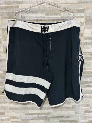 Bermuda esportiva preta Hurley 48