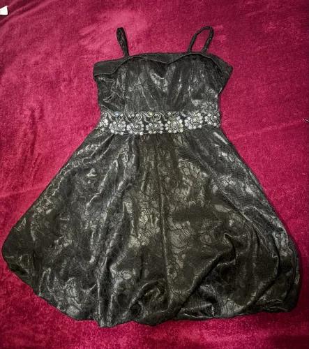 Vestido de Festa Curto Balonê Preto com Renda e Pedraria - Tamanho P