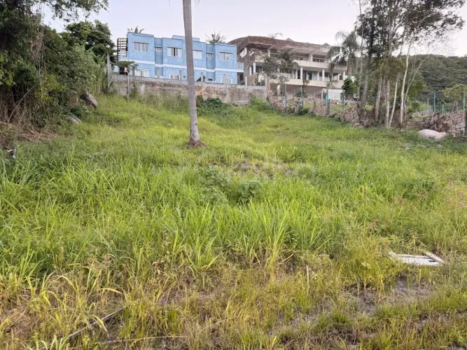 Terreno de 720m² na Praia Brava, Florianópolis.