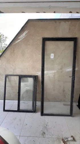 PORTA E JANELA EM ALUMÍNIO