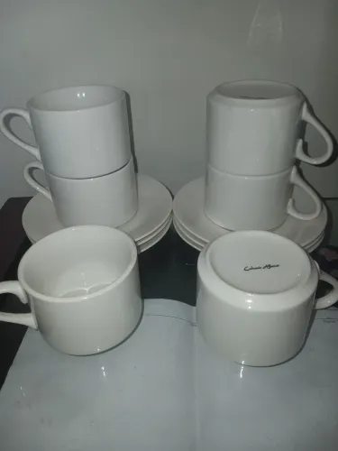 Vendo essas XÍCARAS com os Pires em porcelana.