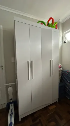 Armário infantil branco com portas de giro (poucos meses de uso)