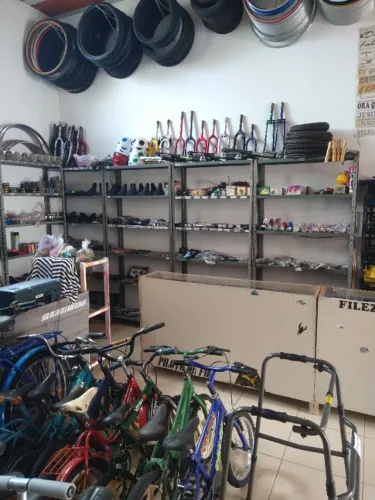 Loja/oficina de bicicletas.