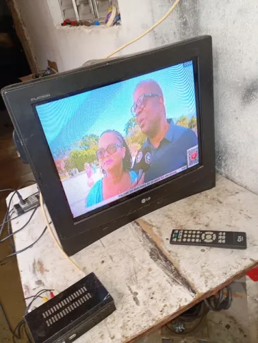 Vendo tv de tubo LG 20 polegadas top de linha em estado de nova conforme fotos R$ 250,00