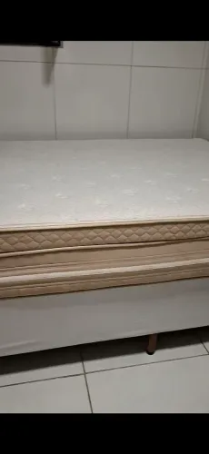Cama Quee Sinze completa base e colchão 