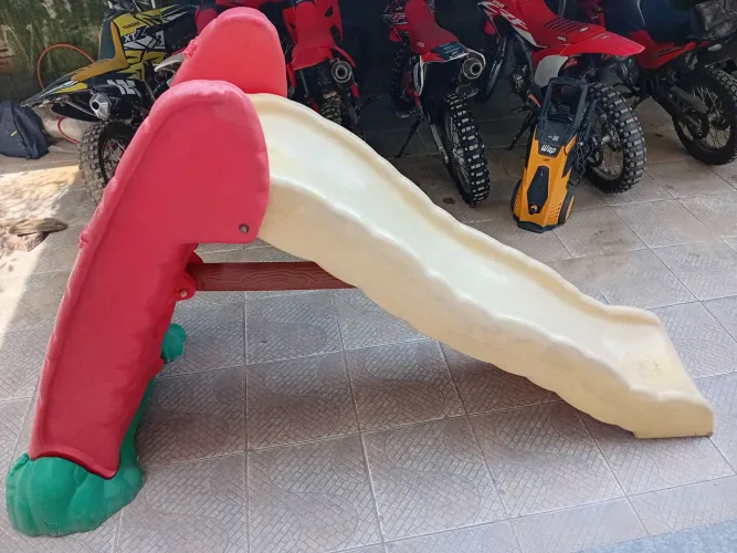 Vendo escorrego de parquinho grande