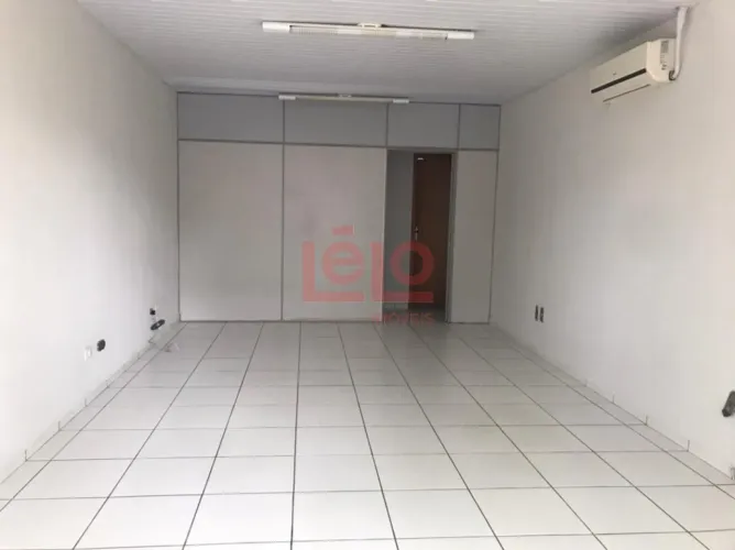 Sala comercial térrea na Zona 03 em Maringá, com 30 m² e cozinha com armários