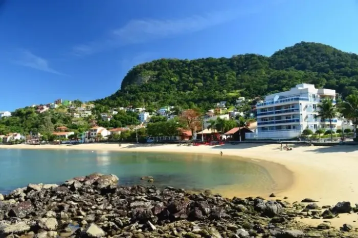 Alugo por temporada casa duplex com 3 quartos na Praia de Ibicuí. 50 metros da praia!