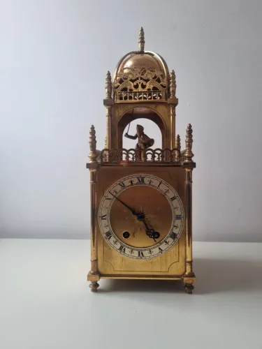 Relógio Antigo de Mesa Estilo Torre em Metal Dourado