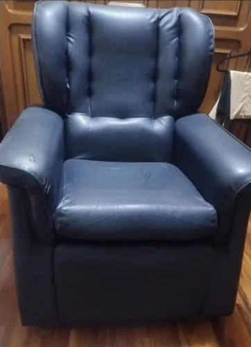 Poltrona estofada azul em couro sintético - confortável e resistente