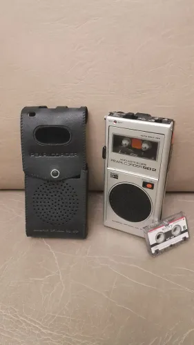 Antigo microcassette japonês funcionando perfeito.