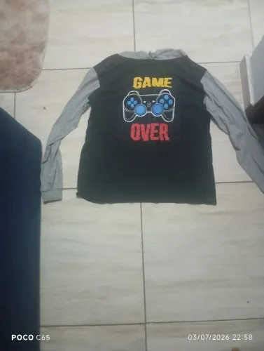 Camiseta infantil manga longa Game Over preta e cinza