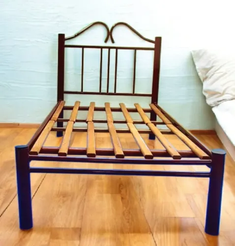 Ótima Cama Tubular na cor Vinho com Estrado Reforçado.