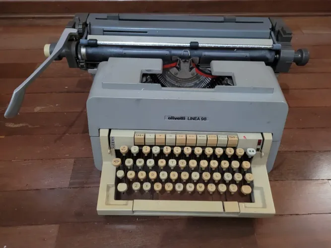 Máquina de escrever Olivetti Linea 98