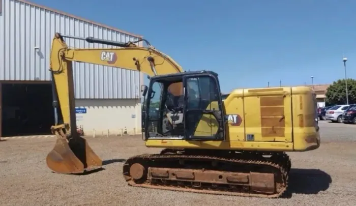 Escavadeira Caterpillar 320GC ano 2020, com 10.850 horas e ar condicionado, em SP