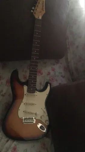 GUITARRA COM 2 PEDAIS E CABO ,TROCO E VENDO 
