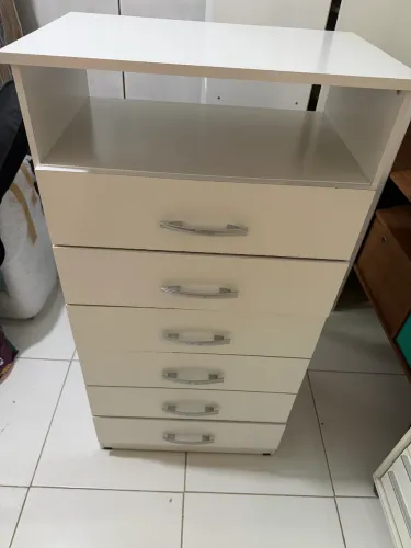 Cômoda branca com 6 gavetas
