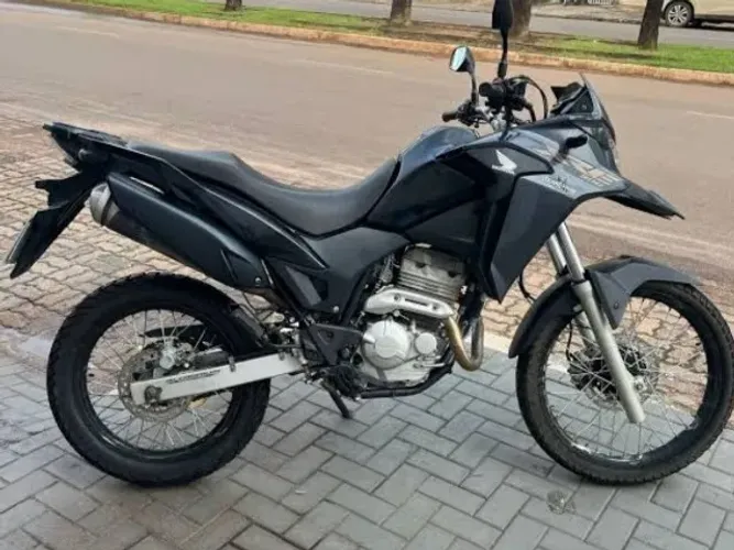 XRE 300 2021 preta, com 34 mil km rodados