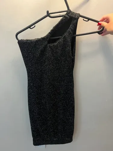 vestido preto co. brilho curto de um ombro só com detalhe tam P feito à mão por costureira