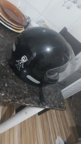 Capacete sem a espuma do queicho mais tem o resto
