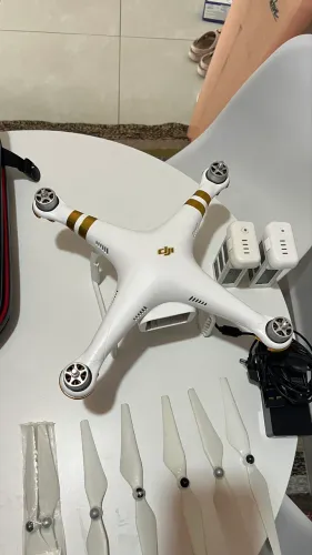 Drone DJI Phantom 3 Pro com mochila para transporte