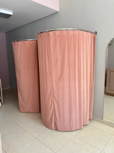 Provador de roupas com cortina e suporte inox