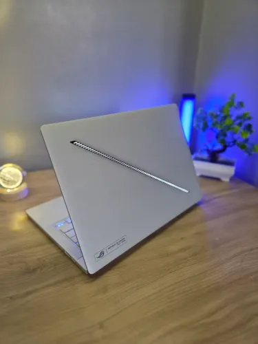ASUS ROG Zephyrus G14 OLED 3K 120Hz - Ryzen 9 270 | RTX 5060 | 16GB / 1TB (1 mês de uso)