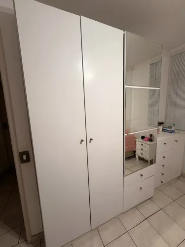 Armário branco três portas com espelho