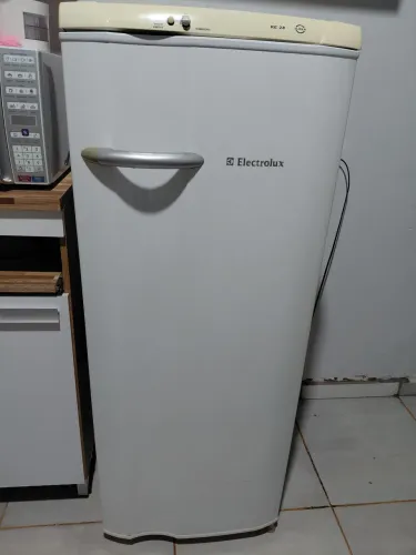 Geladeira Electrolux Degelo seco novíssima, pouco usada, toda original