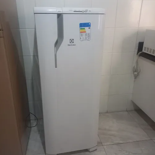Vendo geladeira Electrolux RE31