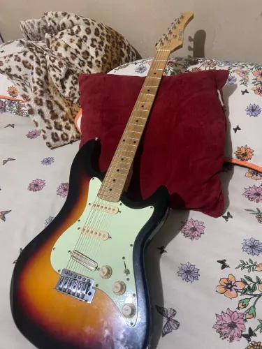 Guitarra Stringberg regulada, blindada e com mini humbucker