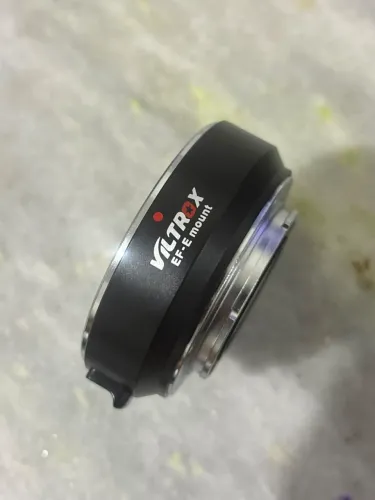 adaptador é um Viltrox EF-E Mount - Sony