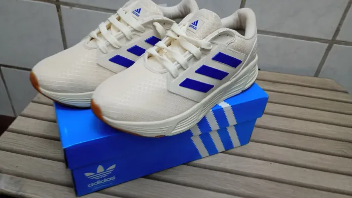 TÊNIS ADIDAS MASCULINO BRANCO C/ LISTRAS AZUIS NOVO C/ CAIXA