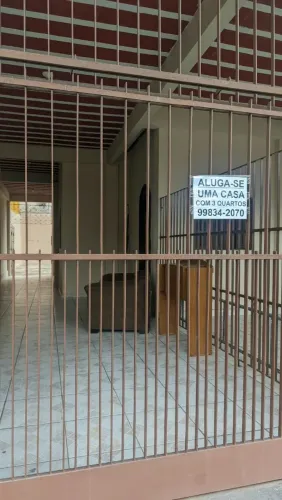 Alugo casa em Porto Canoa.