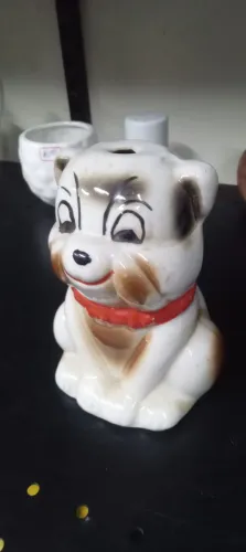 Cachorro em porcelana ou cerâmica