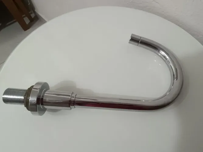 Bica alta de metal para misturador